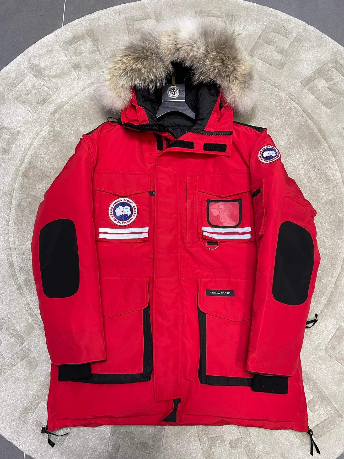 P1060 CANADA GOOES 🇨🇦ⒿⓅⓈ manufactures 10 models of snow curse men and women couples. Factory direct supply: supplying global purchasing agents, micro-business, entities, Tmall, high-end stalls and studio cooperation, free shipping! There are 10 types of Canada Goose Snow Mantra parkas for men and women, the Rolls-Royce of down jackets. ➖ Industry-leading anti-counterfeiting chip sensing. ➖ Imported Behringer embroidery machines and customized embroidery labels, the highest level and industry leading. ➖ Imported Korean 21-count polyester-cotton blended original fabric, TC85 waterproof coated fabric, water-repellent, windproof and wear-resistant. ➖ The new national standard 90 white duck down has an average down filling of 300 grams. The amount of down filling is industry-leading. ➖ 100% nylon lining with double double-layer sealing design to prevent velvet running, and seamless thread design on the cuffs! ➖ Yoshida YKK provides original factory-customized electroplated sliders. YKK two-way lockable zippers are tight and smooth and do not peel off paint. ➖ 3M composite Velcro is durable and the accessories and hardware are all custom-made. Note: Our copywriting is only simple and clear. Instead of bragging about the copywriting, it is better to compare and understand with samples. Only for the purest goose, the most dedicated, the most professional, the highest quality, the highest cost performance! SIZE:XS-XXL [with size chart]